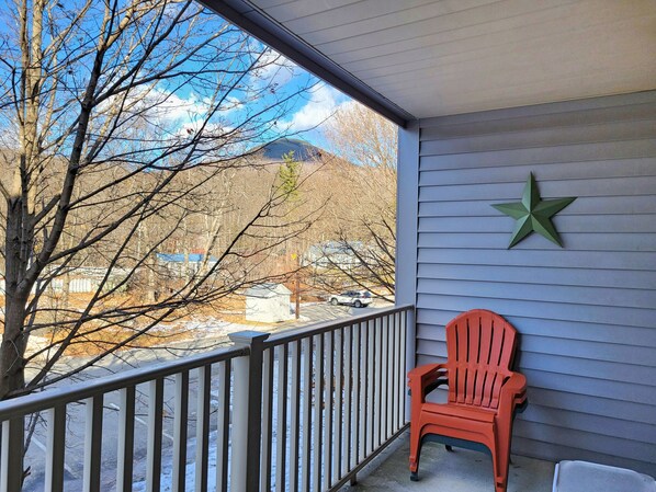 LA203- Managed by Loon Reservation Service – NH Meals & Rooms Lic# 056365