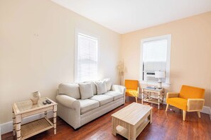 Living room W/ pullout sofa