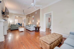Spacious living room with 2 pull out sofas