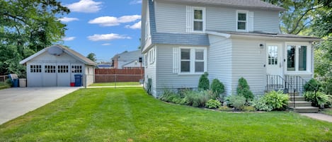 Front of home with parking for 4+ cars