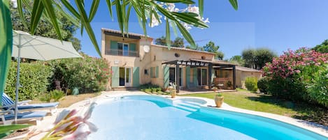 Vue de la villa depuis la piscine