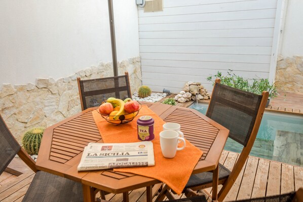 Outdoor dining