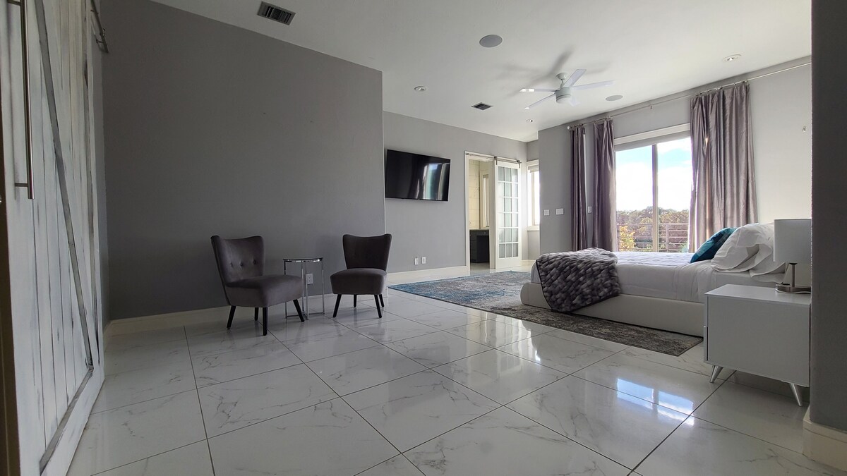Luxurious mansion with 7 spacious master suites and gorgeous views