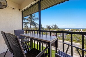 SunsetsOnBeach402_03.jpg