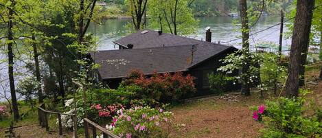 Tall Trees Escape on Lake Hamilton near Hot Springs National Park with Hot Tub!