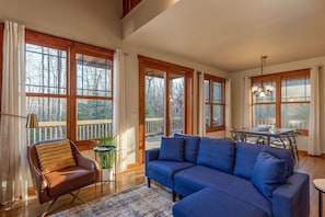 Living area and kitchen table to seat 6