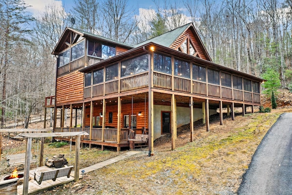 Majestic cabin with 3 season wrap around porch