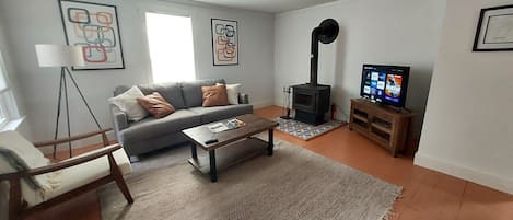 Comfortable living room, to watch Netflix and enjoy the fireplace.