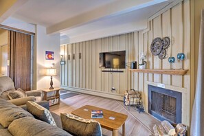 Living Room | Sleeper Sofa | Smart TV | Free WiFi | Wood-Burning Fireplace