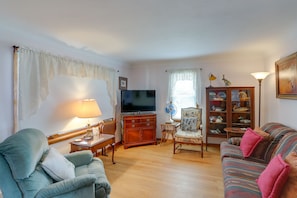 Sitting Room | Central Heating | Window A/C Units