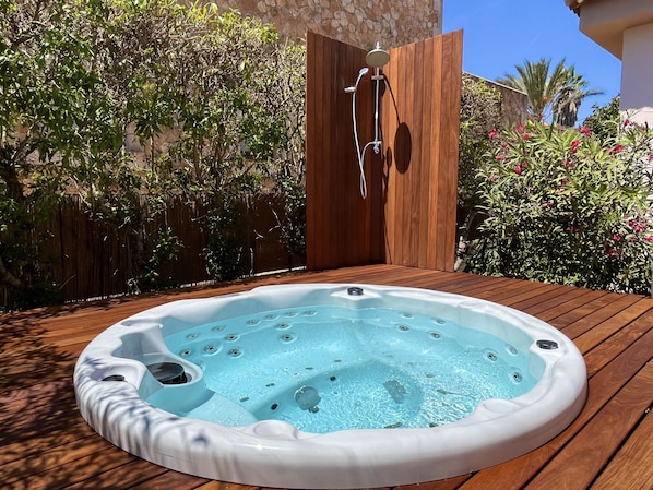 Bain à remous extérieur