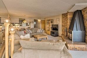 Living Room | Gas Fireplace