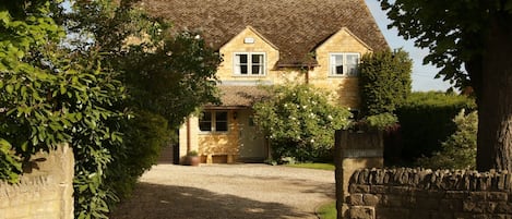 Front Entrance and Drive, Woodside Cottage, Bolthole Rereats