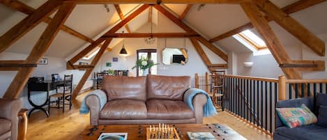 Open plan first floor, The Granary at Rectory Farm, Bolthole Retreats