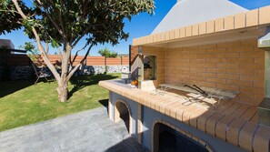 Charcoal barbecue with a sink