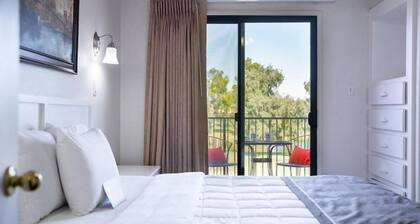 215 Fully Furnished 1BR Suite-Outdoor Pool! by RedAwning