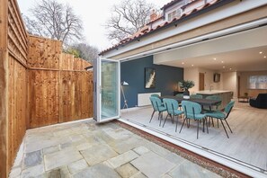 Iburn House, Briggswath - Host & Stay