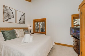 Bedroom #3 - Upstairs King Master With Smart Roku TV