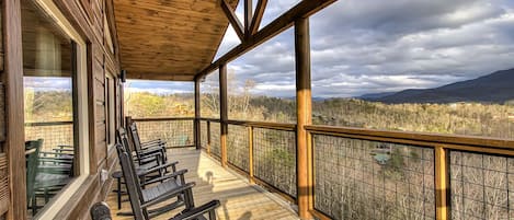 Top floor deck w/spectacular mountain views!