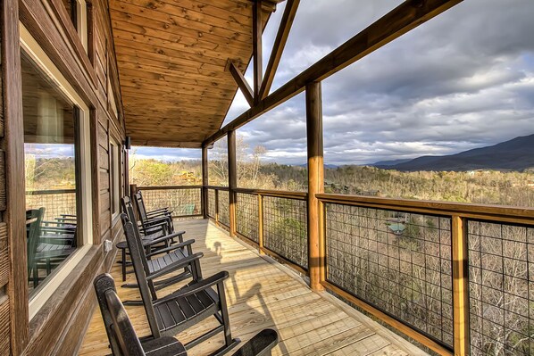 Top floor deck w/spectacular mountain views!