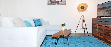 Wohnbereich mit Couch und TV