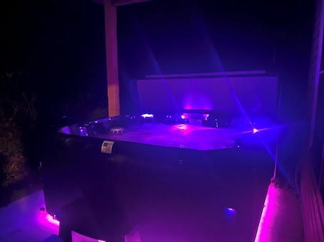 Brand new 7 person hot tub to add to your relaxation vacation!