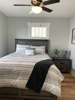 Main bedroom- queen size bed