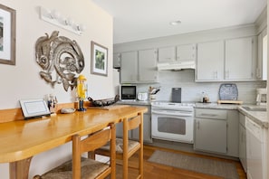 Kitchen with breakfast bar