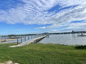 Brand new dock! You can fish or hang out. 