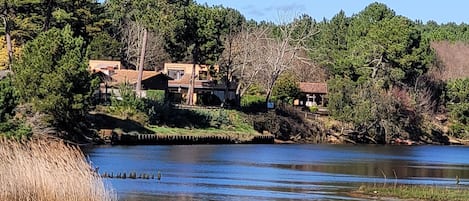 La maison, située sur la rive nord du Courant, vue depuis la rive opposée.