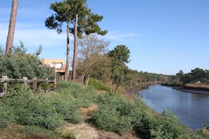 La maison est située directement en bordure du Courant.