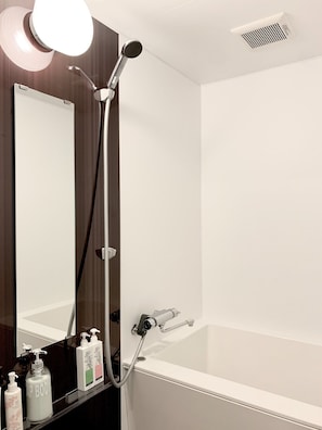 Bathroom (with bathtub)