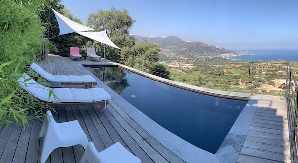 Piscine chauffée avec vue
