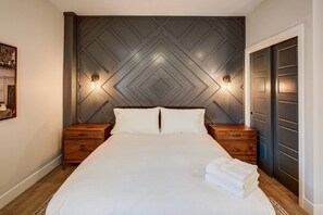 Room 1 Queen Bed