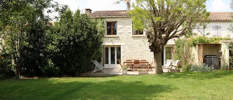 La maison et sa terrasse vue du jardin