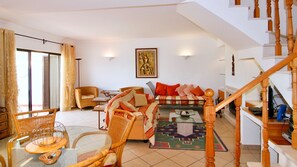 Living room.

#airbnb #lovelystay