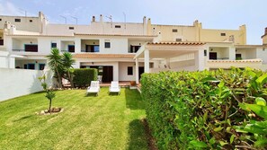 Plenty of outdoor space in our garden

#algarve #lovelystay #airbnb
