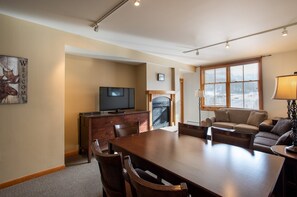 Room, Indoors, Living Room, Screen, Flooring