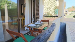 Lovely balcony meals!

#balcony #algarve #lovelystay