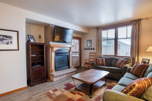 Living Room, Room, Indoors, Flooring, Couch