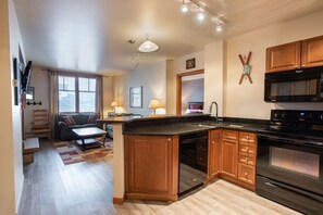 Flooring, Hardwood, Floor, Room, Indoors