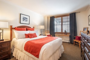 Bedroom, Room, Indoors, Furniture, Living Room