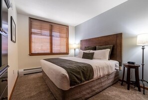 Bedroom, Room, Indoors, Furniture, Bed