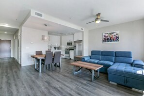Living room/Dining area