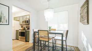 Dining Area: It can fit 4 people