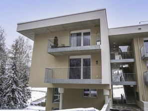 Eigentum, Gebäude, Himmel, Fenster, Baum, Urban Design, Schnee, Verbundwerkstoff, Haus