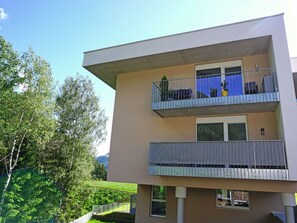 Pflanze, Daytime, Himmel, Gebäude, Fenster, Baum, Vegetation, Urban Design, Schatten, Nachbarschaft