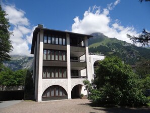 Himmel, Pflanze, Gebäude, Wolke, Fenster, Baum, Haus, Holz, Urban Design, Steigung
