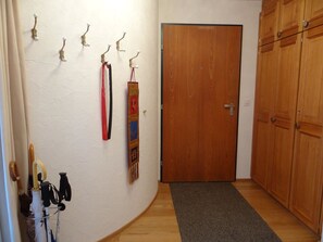 Himmel, Pflanze, Gebäude, Wolke, Fenster, Baum, Haus, Holz, Urban Design, Steigung