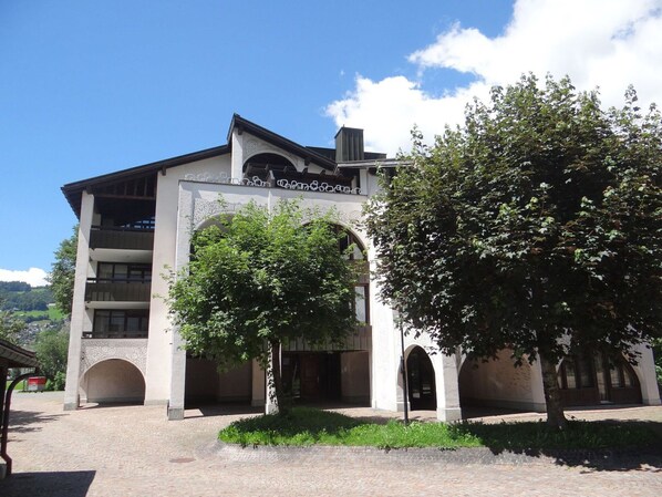 Himmel, Pflanze, Gebäude, Wolke, Fenster, Baum, Haus, Holz, Urban Design, Steigung